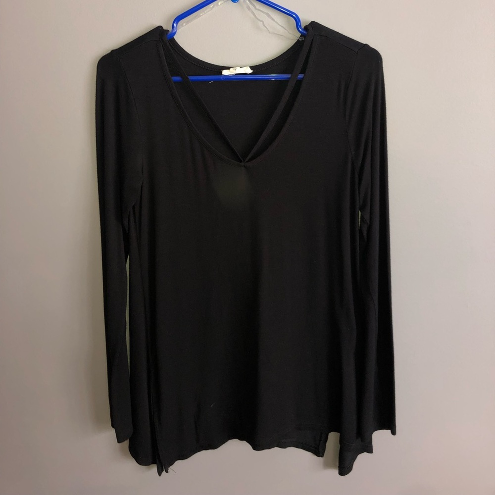 Black loose long sleeve top.